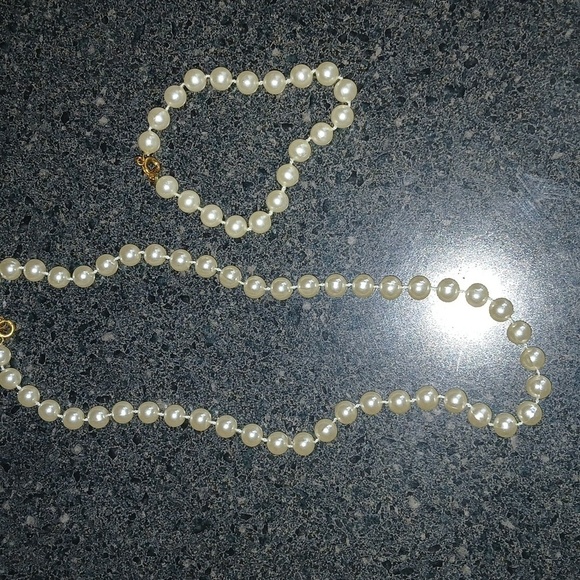faux pearl bracelet and Necklace matching set with golden clasps - Picture 4 of 6